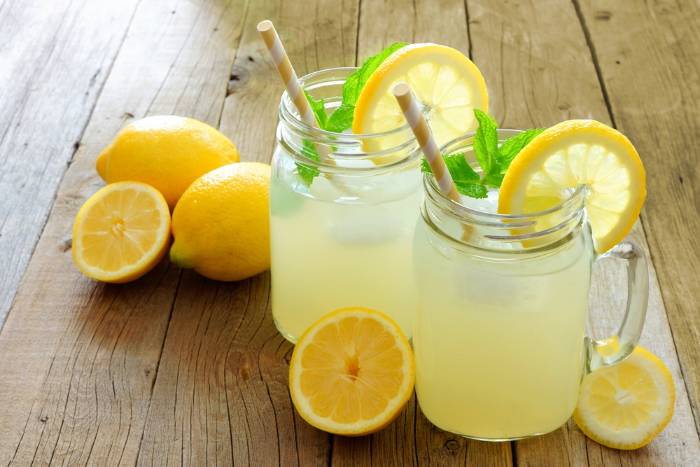Освежающий лимонад с лимонами