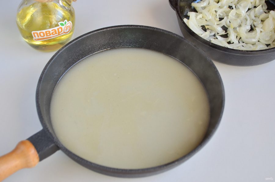 Подлива лук сметана. Приготовление сметанного соуса. Приготовления соуса сме анного. Сметанный горячий соус приготовление. Соус сметанный с луком с рисом.