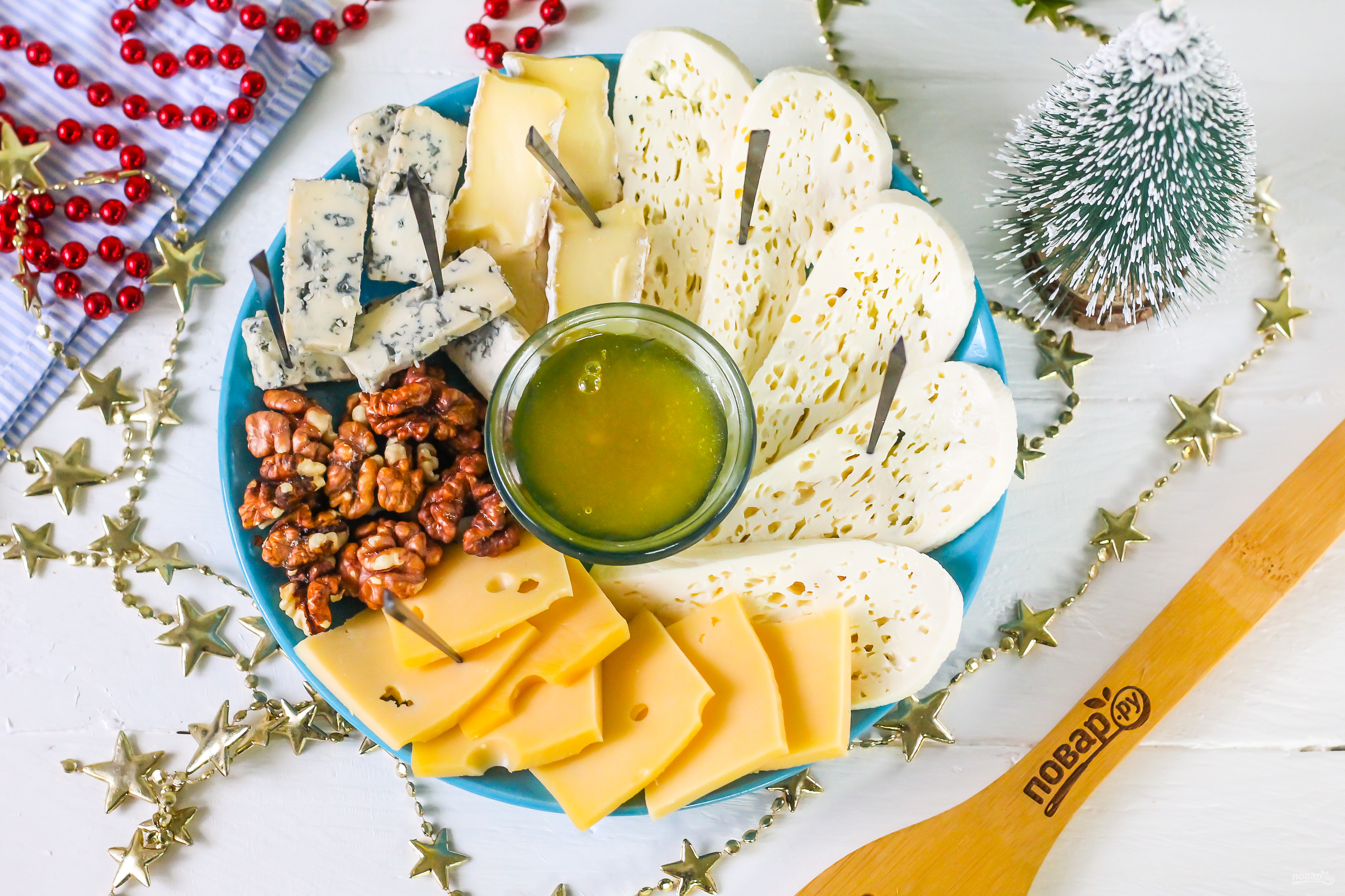 сырная тарелка. оригинальная сырная тарелка. новогодняя сырная тарелка. сырная тарелка на новый год. украшение еды на новый год.
