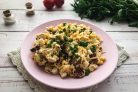 Салат с гренками и кукурузой