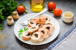 Куриный рулет с черносливом и грибами