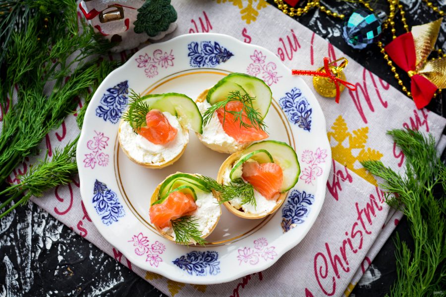 Тарталетки с красной рыбой и творожным сыром и авокадо рецепт с фото