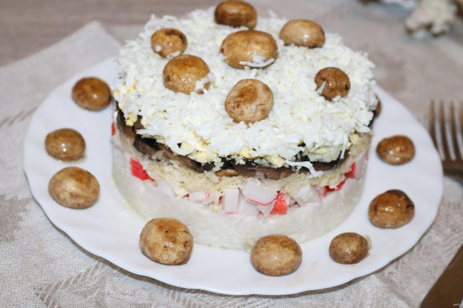 Салат с крабовыми палочками, рисом и грибами