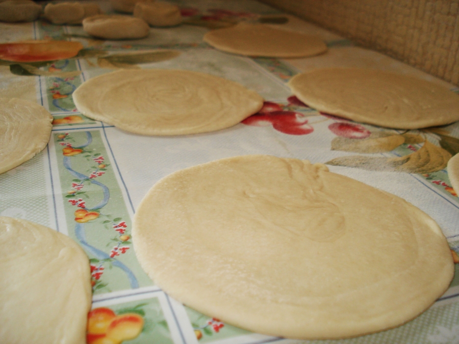 Слоеное тесто узбекской. Тесто на самсу узбекскую. Самса слоеная. Тесто слоеное для самсы узбекский. Тесто раскатанное узбекские.