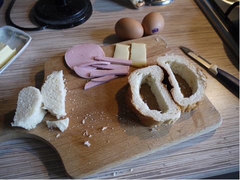 Рецепт Яичница в хлебе с колбасой и сыром