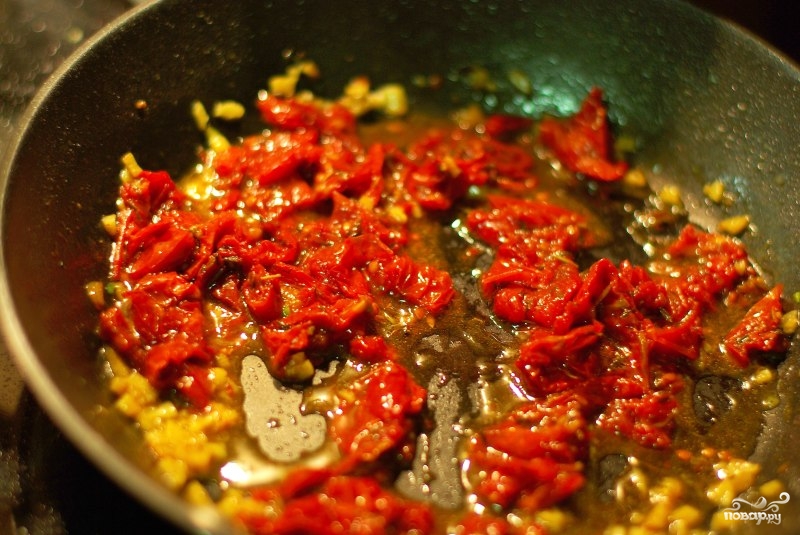 Спагетти с помидорами на сковороде. Соус помидорный на сковороде. Макароны с курицей и помидорами на сковороде. Спагетти с курицей и помидорами.