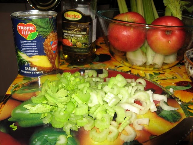 Рецепт Салат с сельдереем и с ананасом