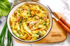 Салат с омлетом и копченой курицей