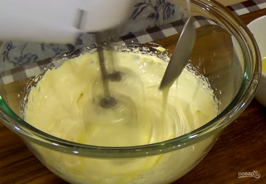 Тест сливочного масла в домашних условиях. Заварной крем с маслом. Взбиваем масло дома. Масло и сироп взбивают. Взбитый сироп.