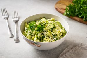 Салат из молодой капусты