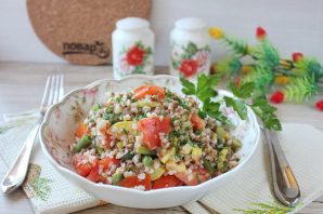 Салат с гречкой и овощами