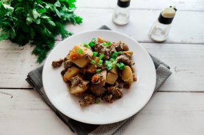 Печень с грибами и картошкой