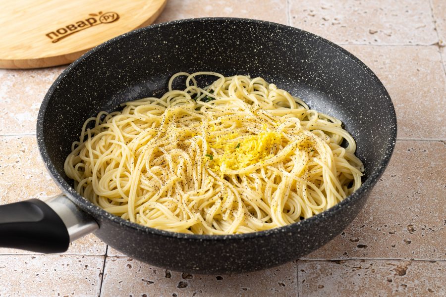 Спагетти в сковороде