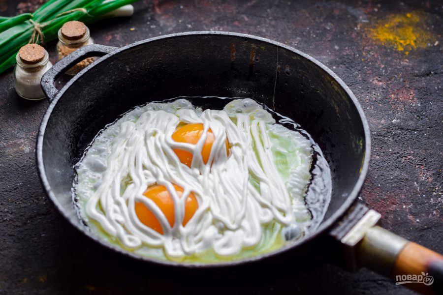Яйца со сметаной на сковороде. Яичница по монгольски. Яичница со сметаной на сковороде. Сметана сковорода.