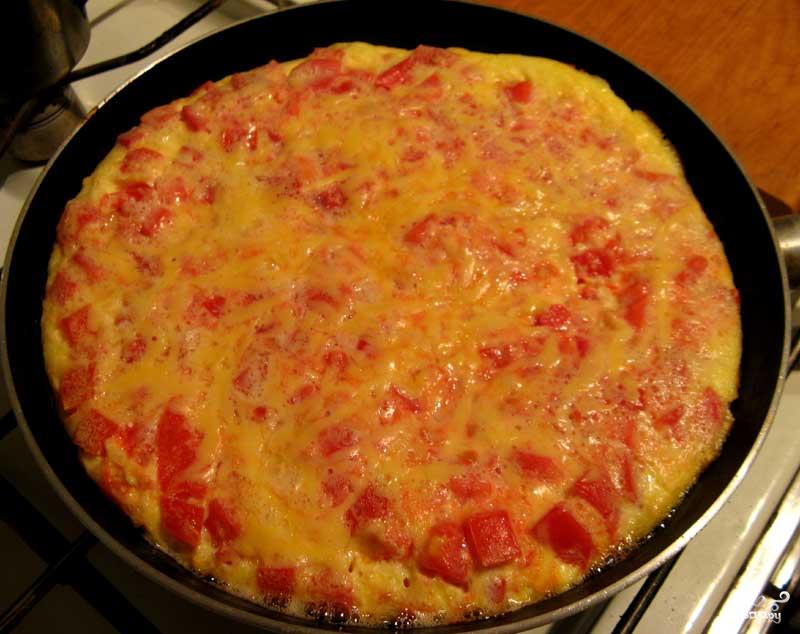 Омлет рецепт на сковороде с колбасой и помидорами рецепт с фото пошагово