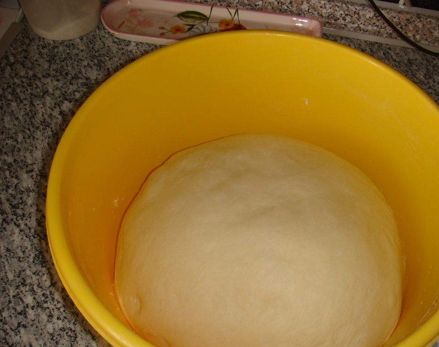 Тесто в хлебопечке на воде. Тесто для пирогов в хлебопечке. Емкость для замешивания теста. Как замесить тесто для рыбного пирога. Тесто всегда рвется.