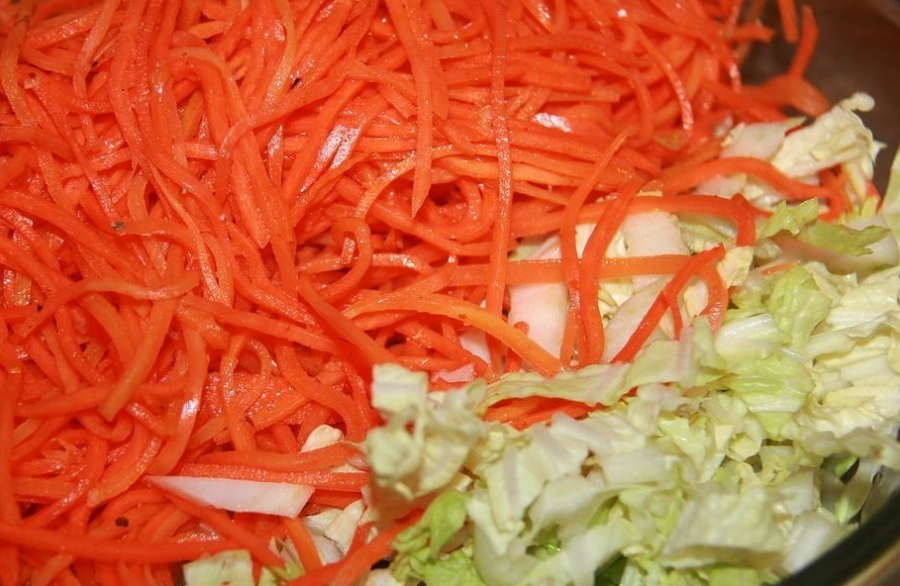 Рецепт Салат с корейской морковкой и сухариками