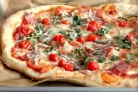 Пицца с салями, помидорами и сыром