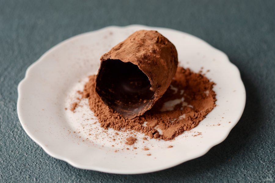Обваляйте шоколадный стакан в какао.