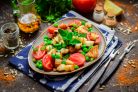 Салат с зеленым горошком и сухариками