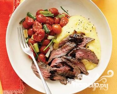Рецепт Стейк с полентой и жареными помидорами