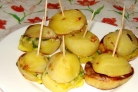 Молодая картошка, запеченная в духовке с салом