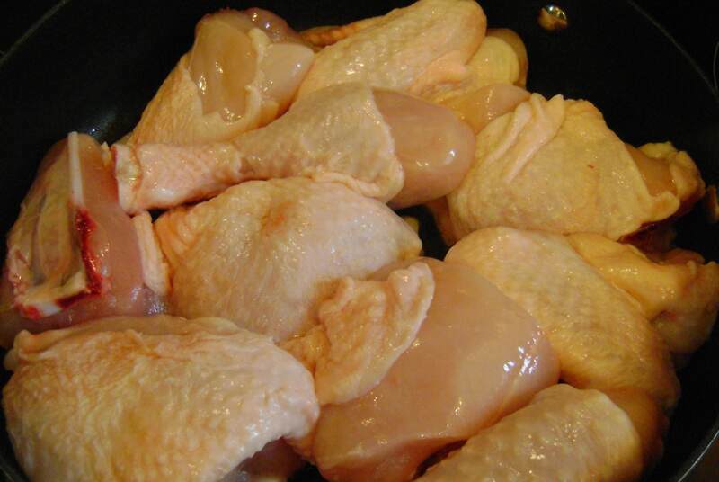 Курица жареная с грибами и луком. Курица с вареным тестом и жареным луком.