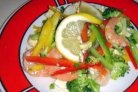 Овощной салат с креветками и лимоном