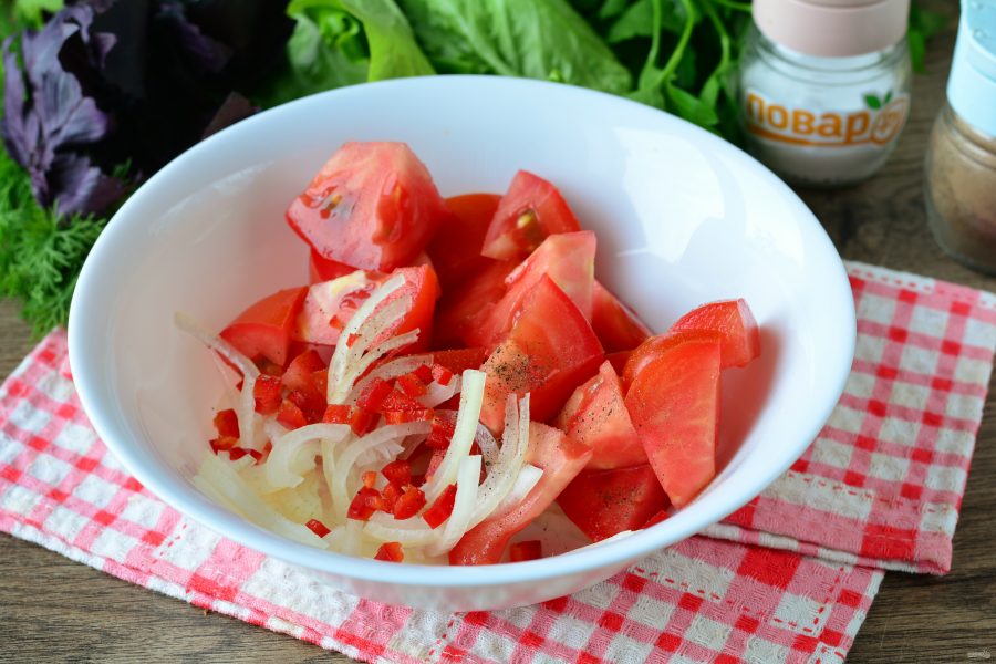 Острый салат с помидорами и перцем чили