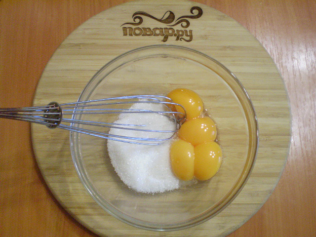 Тесто в середине яйцо. Яичница размешанная. Смешивалка для желтка и белка. 3 белка тесто