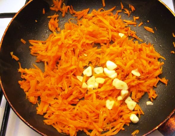 Рис с морковью фото. Обжарить рис с морковкой.