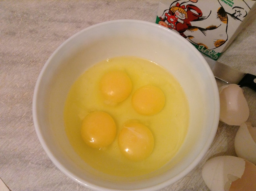 Рецепт Яйца с молоком на сковороде