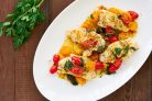 Треска на сковороде с помидорами и базиликом