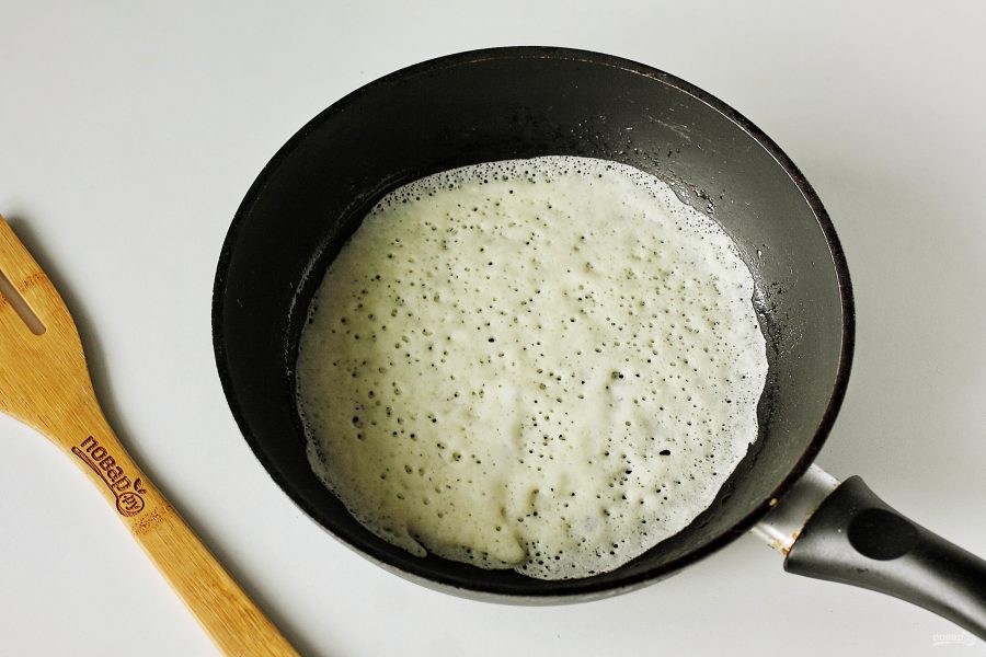 Блины тонкие с дырочками на сковороде. Как половником распределять тесто. Как разливать тесто для блинов на сковородку. Масло наливается в тесто картинка.