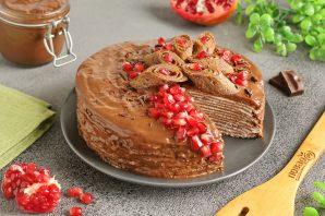 Шоколадный блинный торт с творожным кремом