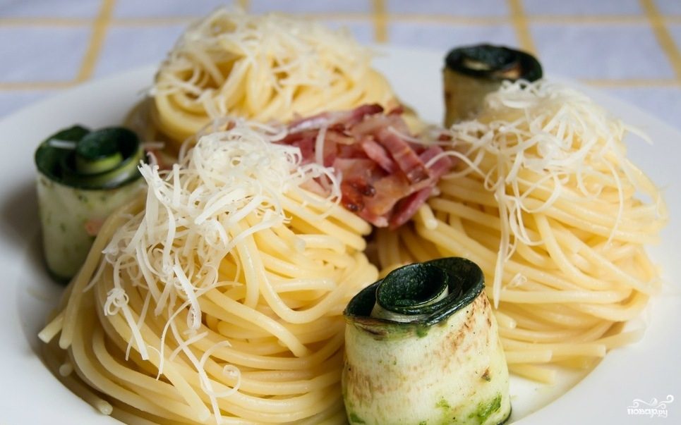 Рецепт Спагетти с цукини и беконом