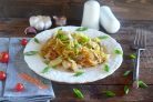 Свиные отбивные с китайской капустой и рисовой лапшой