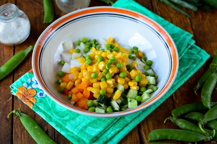 Горошек зеленый свежий рецепт. Зеленый горошек и кукуруза. Салат с горошком и кукурузой. Салат с горохом и кукурузой. Салат с кукурузой и зеленым горошком.