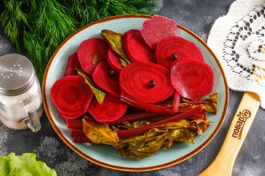 Маринованная свекла с ботвой