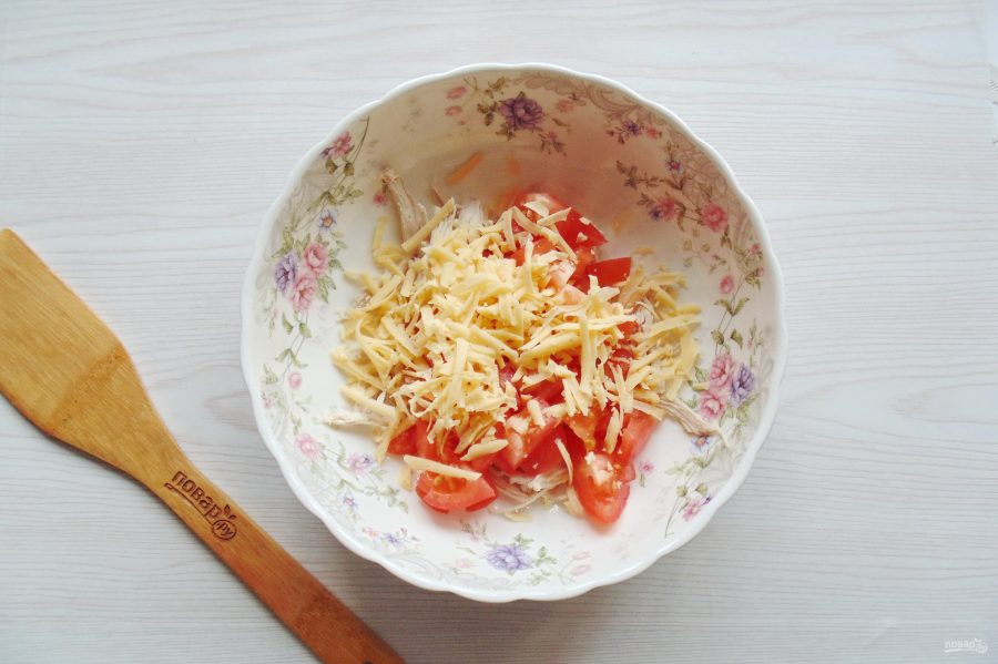 Салат с курицей, грибами, сыром и помидорами