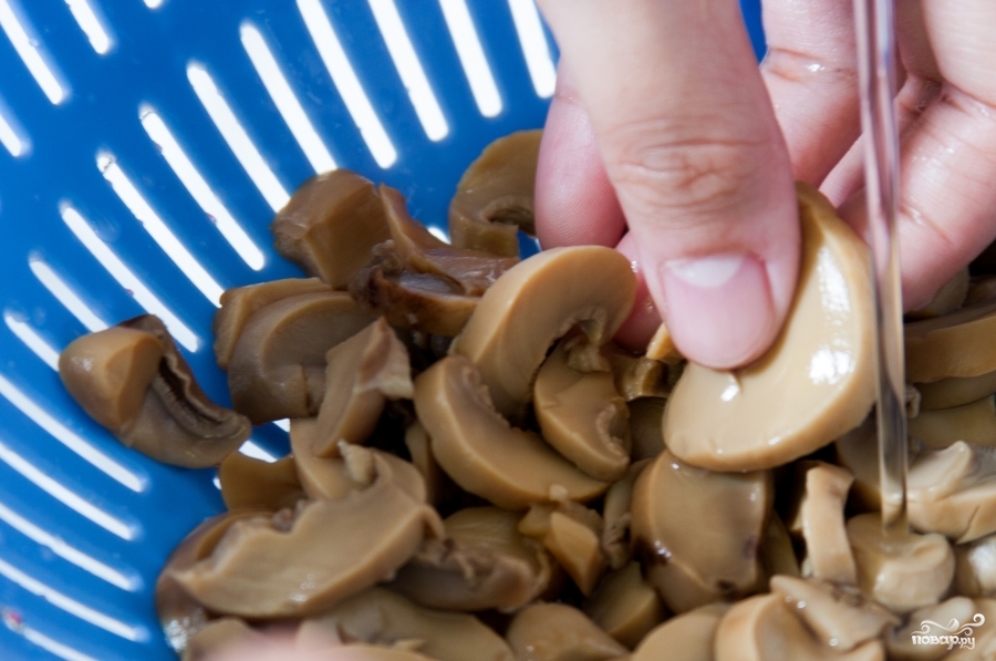 Нужно мыть грибы. Промывание грибов. Очистить шампиньоны для жарки. Промывание грибов на кухне. Как почистить шампиньоны.