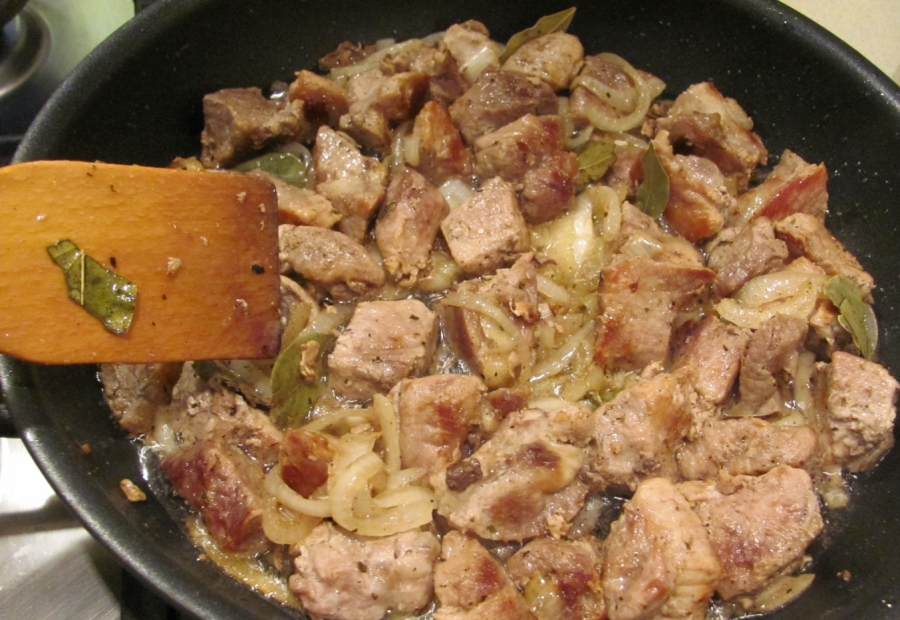 Лук мясо и вода. Жареная свинина на сковороде с луком. Мясо жареное на сковороде с луком. Свинина жареная кусочками. Свинина кусочками на сковороде.