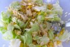 Cалат с кукурузой и яйцами