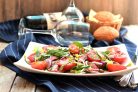 Салат с помидорами, говядиной-гриль и трюфельным маслом