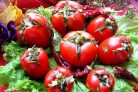 Малосольные помидоры с чесноком и зеленью