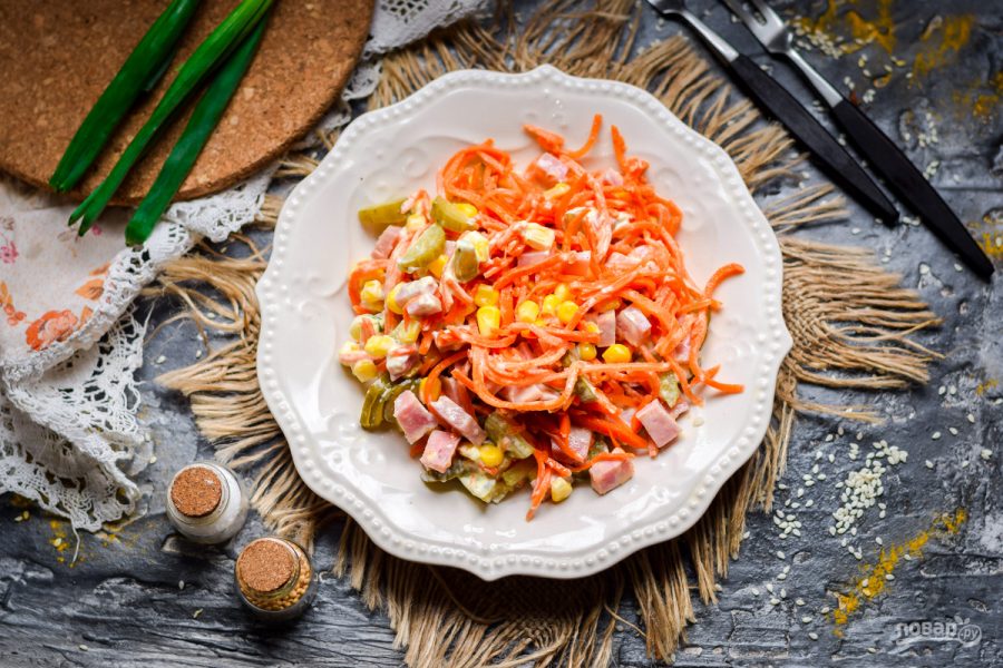 Салат с ветчиной, морковью по-корейски и кукурузой