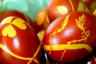 Красные яйца на пасху