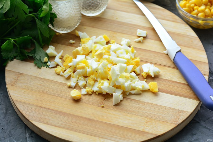Салат с копченым мясом и кукурузой