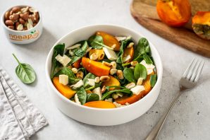 Салат с хурмой и шпинатом