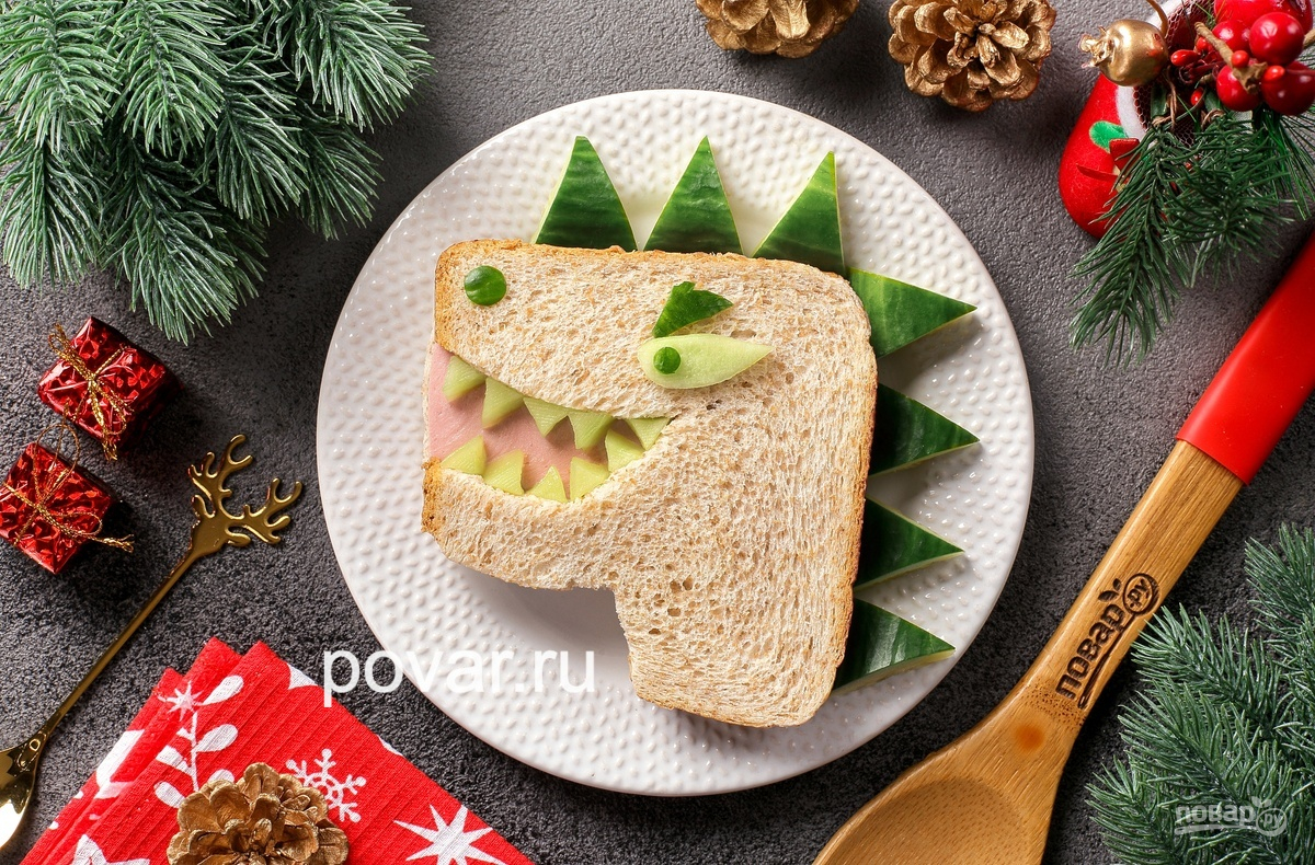 Бутерброд с колбасой в виде драконы